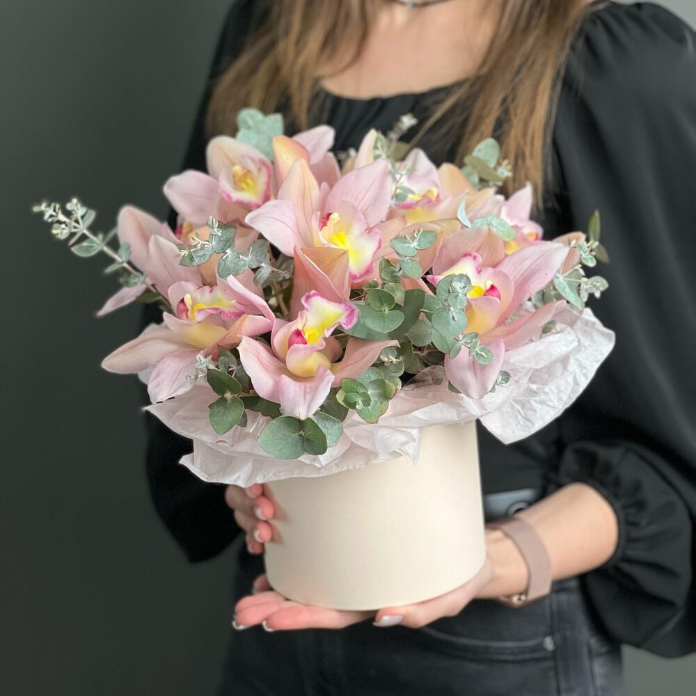 https://content2.flowwow-images.com/data/flowers/1000x1000/02/1671716756_41071602.jpg