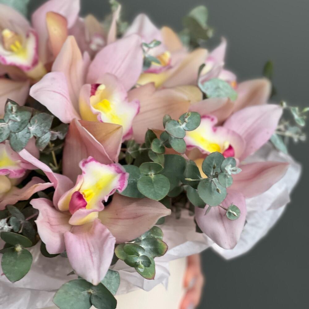 https://content2.flowwow-images.com/data/flowers/1000x1000/48/1671716756_52531448.jpg